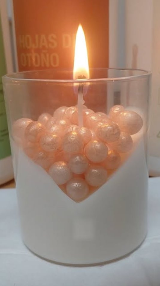 Vela de soya con perlas de cera encendida